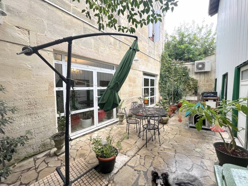À vendre appartement en rez-dejardin avec terrasse à Bordeaux centre proche du tram et autres commodités