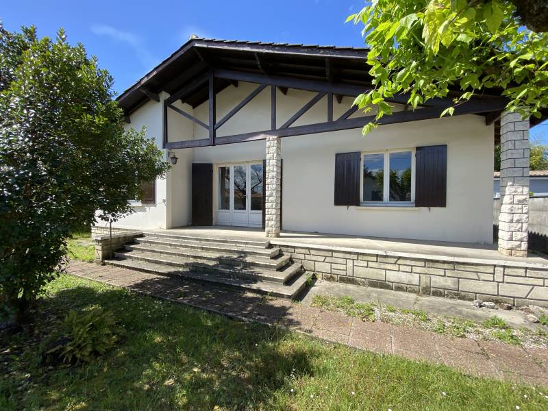 Maison individuelle à vendre avec trois chambres, garage, terrasse et fort potentiel rénovation à Saint Médard en Jalles quartier Hastignan